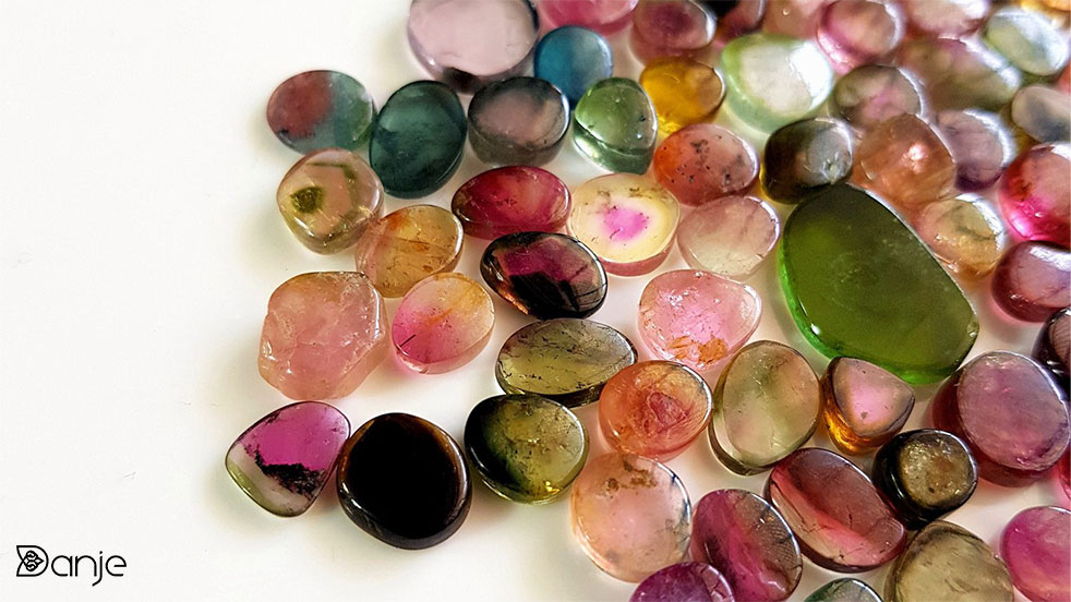 سنگ تورمالین: جواهری رنگارنگ با تاریخچه‌ای جذاب و کاربردهای گسترده