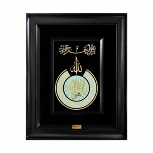 تابلو بزرگ آیت‌الکرسی با تزئینات فیروزه‌ای، متن مرکزی ورق طلا ۲۴ عیار، بسم‌الله طلایی در بالا، روی پس‌زمینه جیر مشکی با قاب نفیس