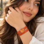 دستبند چرم دو دور نارنجی روبه دانژه با پلاک روباه و ورق طلای 24 عیار
