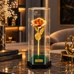 تندیس 6 ضلعی پلکسی رز شکفته دانژه با گل طلایی و پایه جیر سبز